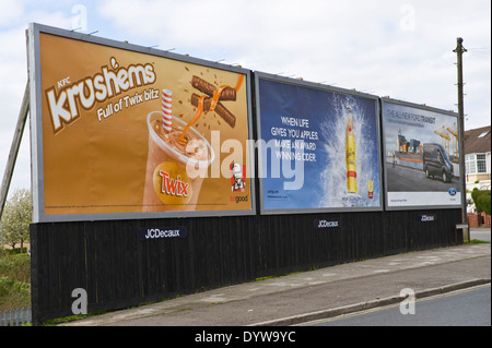 KFC-Krushems mit Twix, Carling Apfelwein & Ford Transit Van Werbetafeln am Straßenrand bauseits JCDecaux in Newport South Wales UK Stockfoto