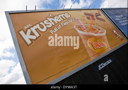 KFC-Krushems mit Twix Werbung Plakatwand am Straßenrand bauseits JCDecaux in Newport South Wales UK Stockfoto