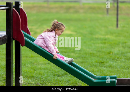 Niedliche kleine Mädchen spielen im park Stockfoto