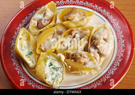 Conchiglioni Rigati gefüllte Huhn und Käse. Stockfoto