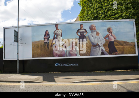 M & S Werbung Plakatwand am Straßenrand bauseits ClearChannel in Newport South Wales UK Stockfoto