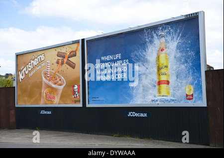 KFC-Krushems mit Twix & Carling Apfelwein Werbetafeln am Straßenrand bauseits JCDecaux in Newport South Wales UK Stockfoto