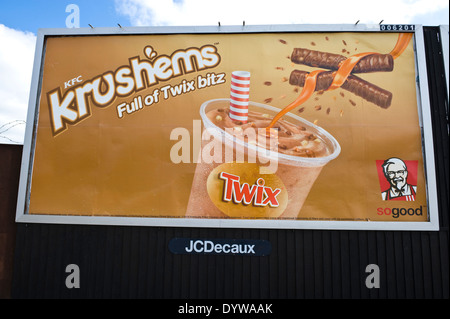 KFC-Krushems mit Twix Werbung Plakatwand am Straßenrand bauseits JCDecaux in Newport South Wales UK Stockfoto