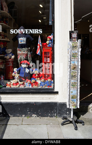 Ein Souvenir-Shop mit Paddington Bären in den Schaufenstern in der Nähe von Bath Abbey, Bath, Somerset, UK angezeigt. Stockfoto