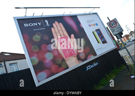 Sony Xperia Z1 smart phone Werbetafeln auf JCDecaux Straßenrand Standort in Newport South Wales UK Stockfoto