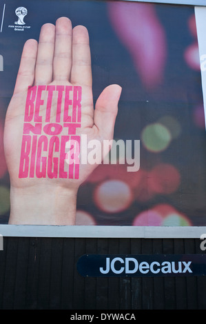 Sony Xperia Z1 smart phone Werbetafeln auf JCDecaux Straßenrand Standort in Newport South Wales UK Stockfoto