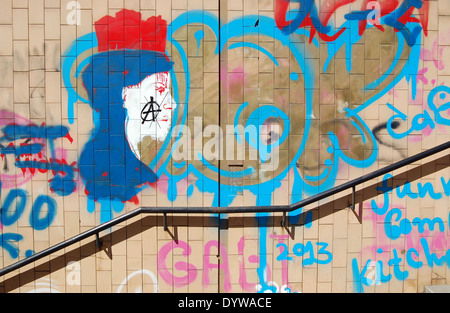 Graffiti an der Wand der Einfahrt in die Unterführung Stockfoto