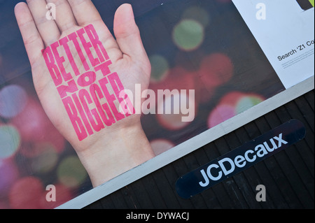 Sony Xperia Z1 smart phone Werbetafeln auf JCDecaux Straßenrand Standort in Newport South Wales UK Stockfoto