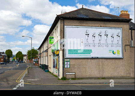 Wales-Kreditgenossenschaften Werbung Billboard auf Stirnwand des Ecke Shopseite JCDecaux in Newport South Wales UK Stockfoto