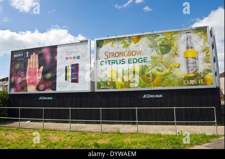 Sony Xperia Z1 Smartphone & Bulmer Strongbow Citrus Rand Apfelwein Werbetafeln am Straßenrand bauseits JCDecaux in Newport South Wales UK Stockfoto