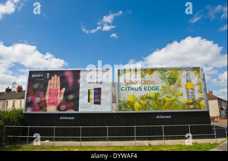 Sony Xperia Z1 Smartphone & Bulmer Strongbow Citrus Rand Apfelwein Werbetafeln am Straßenrand bauseits JCDecaux in Newport South Wales UK Stockfoto