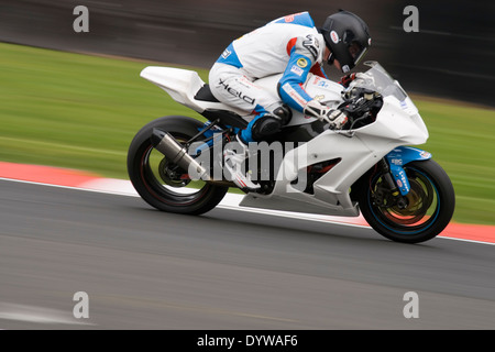 britische Superbike Beschleunigung um Oulton Park Rennstrecke bei einem Trainingstag auf der 25.04.2014 Stockfoto