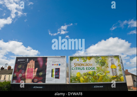 Sony Xperia Z1 Smart Phone & Bulmer's Strongbow Cider Citrus Edge 48 Blatt poster Werbetafeln auf JCDecaux Straßenrand Standort in Newport South Wales UK Stockfoto