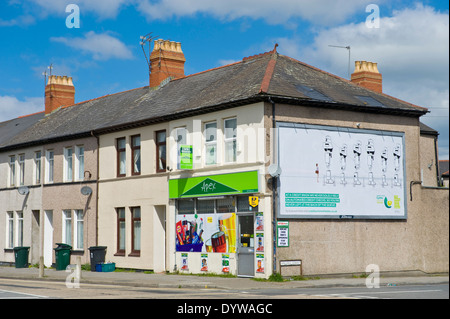 Wales-Kreditgenossenschaften Werbung Billboard auf Stirnwand des Ecke Shopseite JCDecaux in Newport South Wales UK Stockfoto