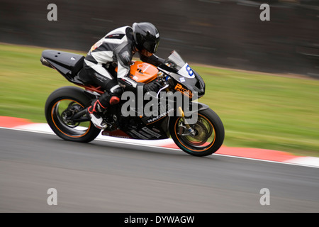 britische Superbike Beschleunigung um Oulton Park Rennstrecke bei einem Trainingstag auf der 25.04.2014 Stockfoto