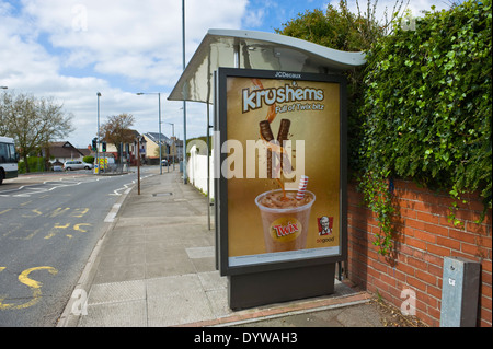 KFC-Krushems mit Twix Werbung Billboard bauseits JCDecaux Bus Shelter in Newport South Wales UK Stockfoto