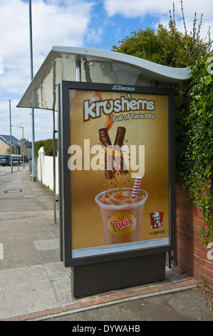 KFC-Krushems mit Twix Werbung Billboard bauseits JCDecaux Bus Shelter in Newport South Wales UK Stockfoto