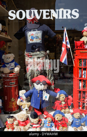 Ein Souvenir-Shop mit Paddington Bären in den Schaufenstern in der Nähe von Bath Abbey, Bath, Somerset, UK angezeigt. Stockfoto