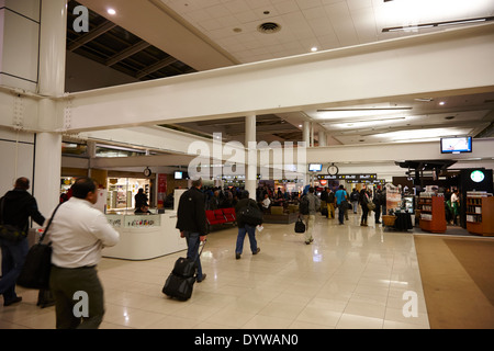 Passagiere im Abflugbereich von Comodoro Arturo Merino Benitez internationalen Flughafen Santiago Chile Stockfoto