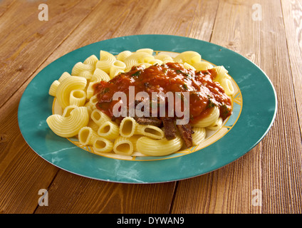 italienische Pasta Pipe Rigate mit Marinara oder Fleisch Soßen und Rindfleisch Stockfoto