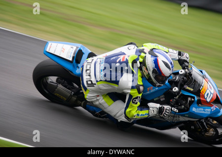 britische Superbike Beschleunigung um Oulton Park Rennstrecke bei einem Trainingstag auf der 25.04.2014 Stockfoto