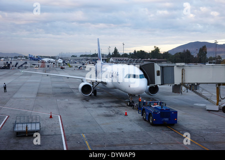 LAN Airlines Flugzeuge mit auf Schlepper stehen Comodoro Arturo Merino Benitez internationalen Flughafen Santiago Chile schoss durch Fenster Stockfoto