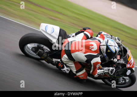 britische Superbike Beschleunigung um Oulton Park Rennstrecke bei einem Trainingstag auf der 25.04.2014 Stockfoto