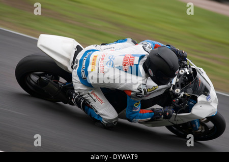 britische Superbike Beschleunigung um Oulton Park Rennstrecke bei einem Trainingstag auf der 25.04.2014 Stockfoto