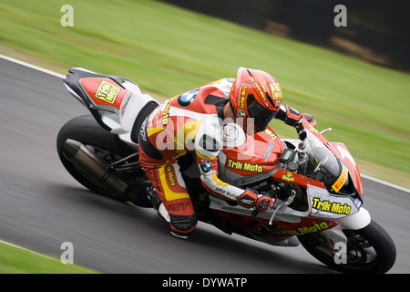 britische Superbike Beschleunigung um Oulton Park Rennstrecke bei einem Trainingstag auf der 25.04.2014 Stockfoto