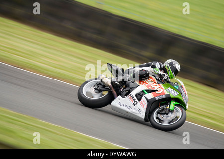 britische Superbike Beschleunigung um Oulton Park Rennstrecke bei einem Trainingstag auf der 25.04.2014 Stockfoto