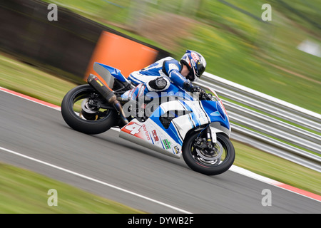 britische Superbike Beschleunigung um Oulton Park Rennstrecke bei einem Trainingstag auf der 25.04.2014 Stockfoto