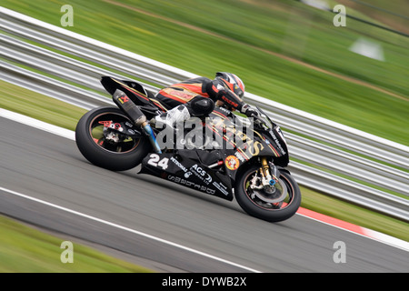 britische Superbike Beschleunigung um Oulton Park Rennstrecke bei einem Trainingstag auf der 25.04.2014 Stockfoto