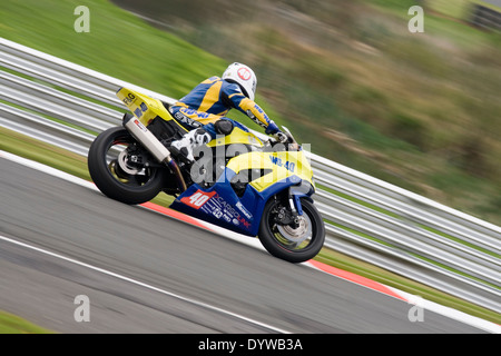 britische Superbike Beschleunigung um Oulton Park Rennstrecke bei einem Trainingstag auf der 25.04.2014 Stockfoto