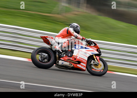 britische Superbike Beschleunigung um Oulton Park Rennstrecke bei einem Trainingstag auf der 25.04.2014 Stockfoto