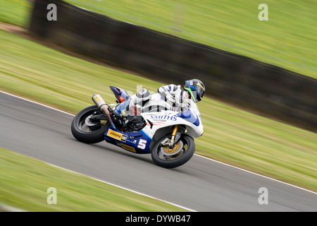 britische Superbike Beschleunigung um Oulton Park Rennstrecke bei einem Trainingstag auf der 25.04.2014 Stockfoto