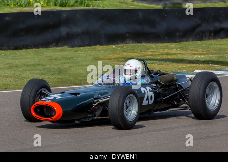 BRM P261 1964 mit Fahrer Andrew Wareing während der Clark-Stewart-Weltcup-Rennen an der 72. Goodwood Mitgliederversammlung, Sussex, UK. Stockfoto