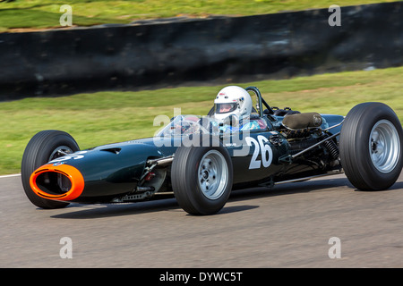 BRM P261 1964 mit Fahrer Andrew Wareing während der Clark-Stewart-Weltcup-Rennen an der 72. Goodwood Mitgliederversammlung, Sussex, UK. Stockfoto