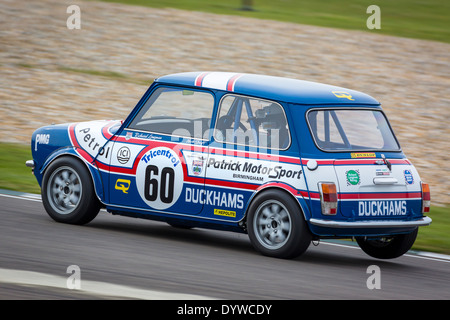 1979 Mini 1275 GT mit Fahrer Nick Swift während Gerry Marshall Trophy Rennen, Goodwood, Sussex, UK. Stockfoto