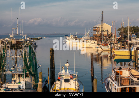 Private und gewerbliche Angelboote/Fischerboote im Hafen von Ocean Springs, Mississippi angedockt Stockfoto