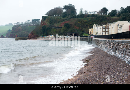 Strand und neu neu eröffneten Eisenbahn Spur nach 2014 Sturmschäden in Dawlish, Devon UK Stockfoto