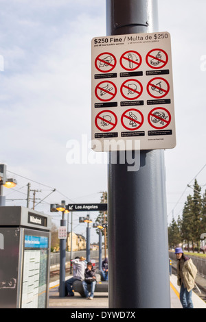 Los Angeles California, LA County Metro Rail, Stadtbahnsystem, Nahverkehr, Grüne Linie, Willowbrook, Bahnhof, Plattform, Schild, Regeln, Verbot, Geldstrafe, zweisprachig, Stockfoto