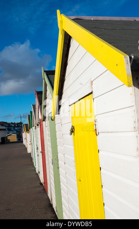 Eine Reihe von bunten Strandhäuschen in Paignton, Devon England UK Stockfoto