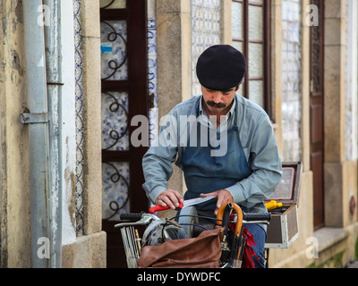 Handwerker, schärfen Messer auf der Straße in Aveiro, Portugal Stockfoto