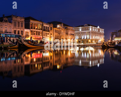 Reflexion von Aveiro im Kanal Stockfoto