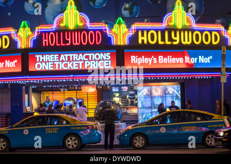 Los Angeles, Kalifornien, LA, Hollywood Boulevard, Filmindustrie, Hollywood Walk of Fame, Ripley's Believe it or Not, Museum, Neon, Schild, Festzelt, Eingang, Taxi, Stockfoto
