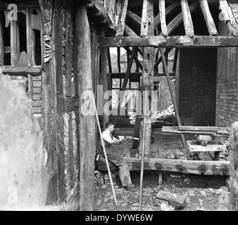 Handwerker, die Wiederherstellung der alten Hall Manor House bei West Bromwich 1958 Eigenschaft Restaurierung Facharbeiter der 1950er Jahre Stockfoto