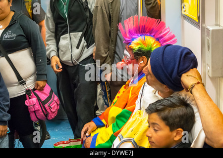 California, Los Angeles, LA County Metro Rail, Red Line, Rail, U-Bahn, Zug, Nahverkehr, Hollywood Highland, Bahnhof, Plattform, Pendler, Mann Männer, Straße p Stockfoto