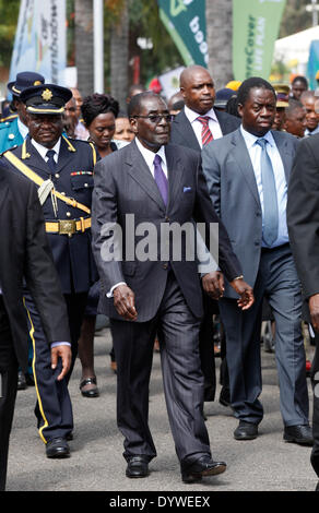 Bulawayo, Simbabwe. 25. April 2014. Simbabwes Präsident Robert Mugabe (vorderen) Besuche Zimbabwe International Trade Fair (ZITF), premier des Landes jährliche Messe, die seit 55 Jahren in der internationalen Konferenz Center von Bulawayo, Simbabwe, 25. April 2014 stattgefunden hat. Simbabwes Präsident Robert Mugabe beschwichtigte die gemeinsamen Ängste unter den ausländischen Investoren am Freitag mit dem Versprechen, dass seine Regierung würde nicht nutzen und Vermögen der ausländischen Firmen in Simbabwe unter das Gesetz des Landes Indigenisierung zu verstaatlichen. Bildnachweis: Stringer/Xinhua/Alamy Live-Nachrichten Stockfoto