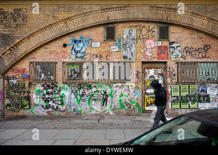 Berlin, Deutschland, Graffiti an der Fassade des S - Bahnboegen in Berlin-Mitte Stockfoto