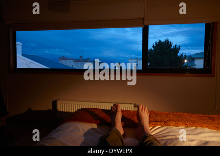 liegen in einem Doppelbett in ein neues Boutique-Hotel suchen Sie große Fenster in Punta Arenas, Chile Stockfoto